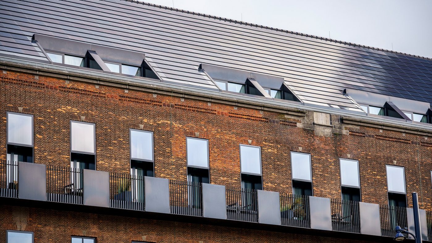 Ziegelgebäude, Balkon, Solardachziegel
