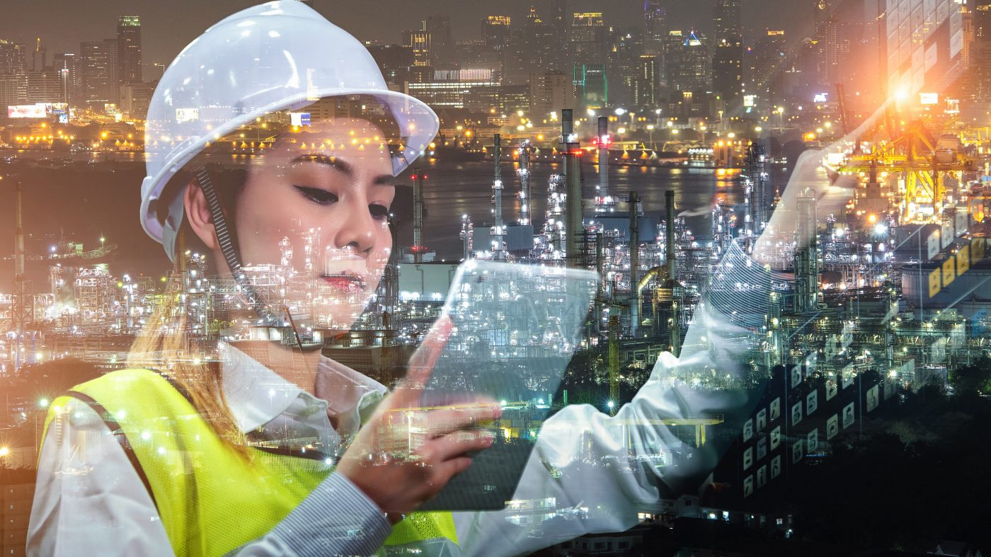 Industrie 4.0-Konzept. Weiblicher Ingenieur, der in einer industriellen Fabrik inspiziert. Hintergrund unscharfes Konzept.